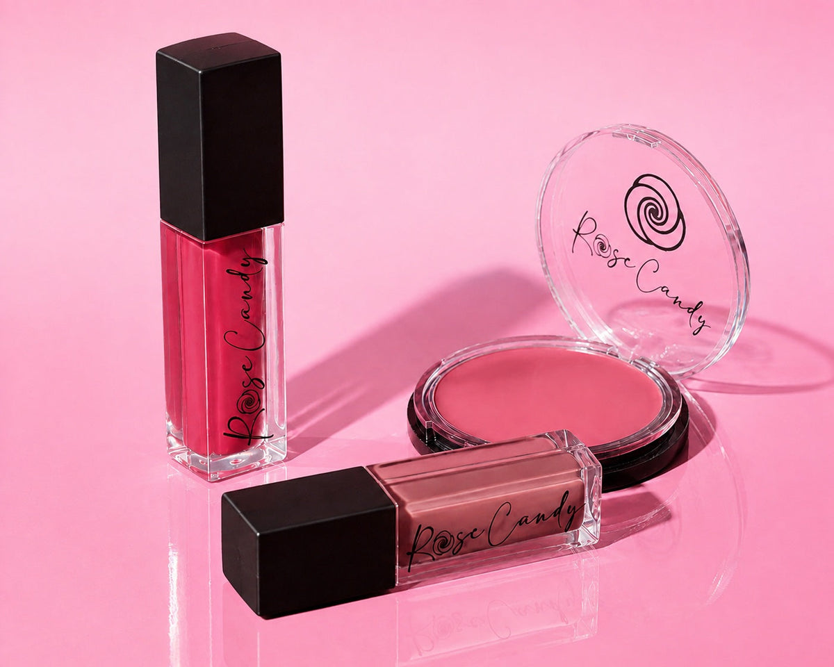 Pembe zeminde Rose Candy dudak ürünleri ve açık allık ambalajı