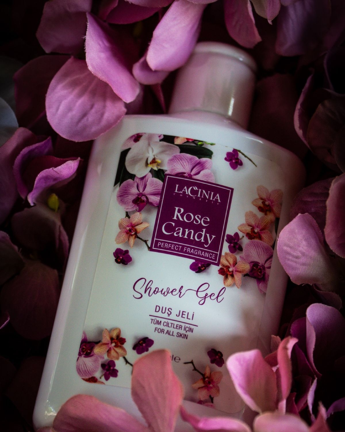 Rose Candy Duş Jeli, mor çiçeklerin arasında