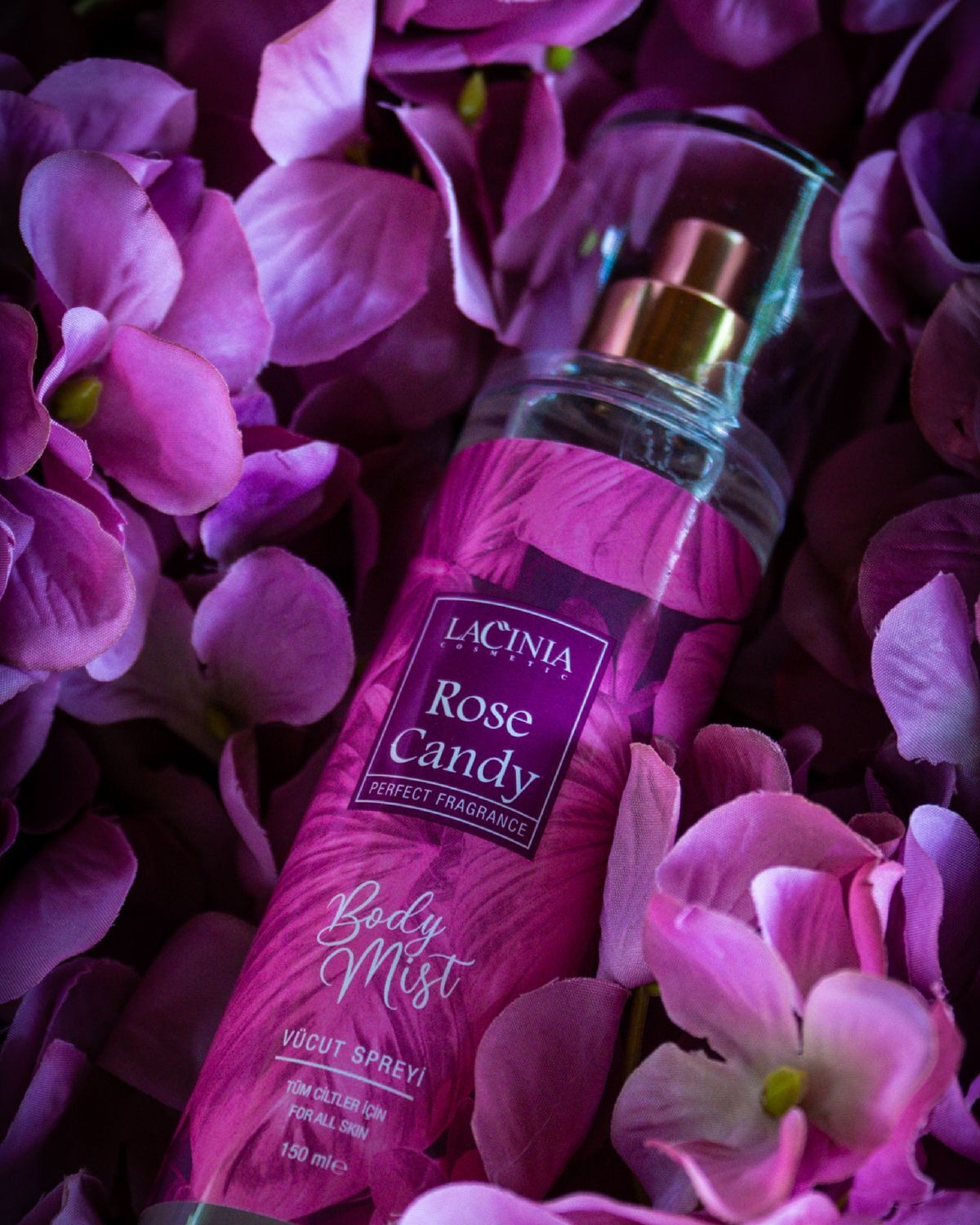 Rose Candy Body Mist, mor çiçeklerin arasında