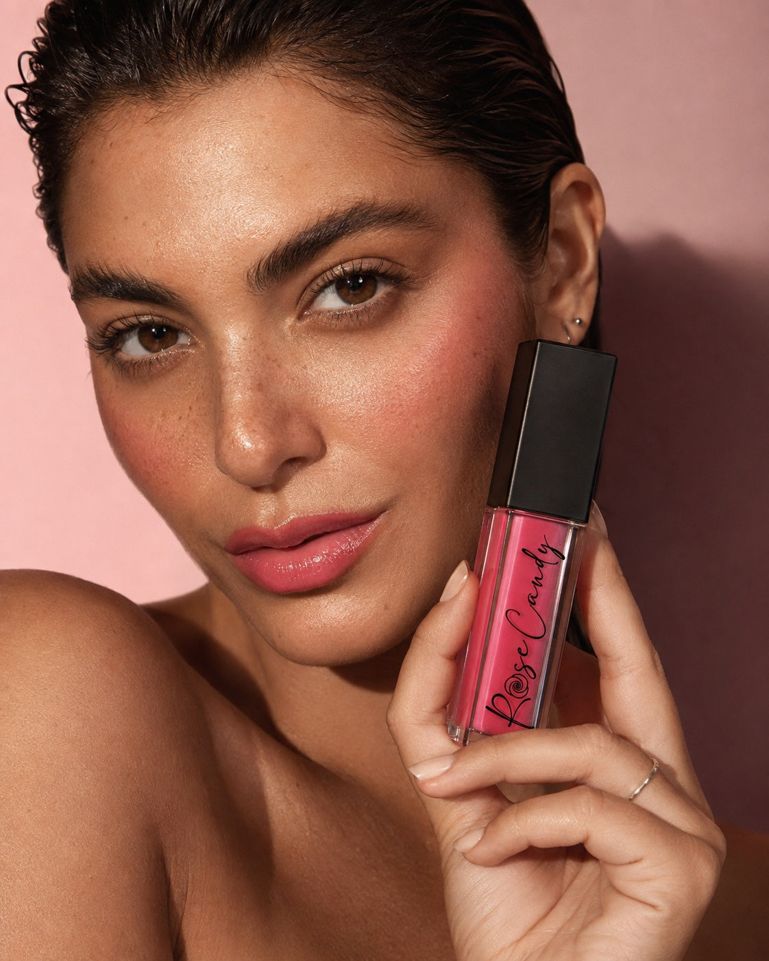 Rose Candy Lipgloss tutan, yapay zekâ ile oluşturulmuş kampanya modeli